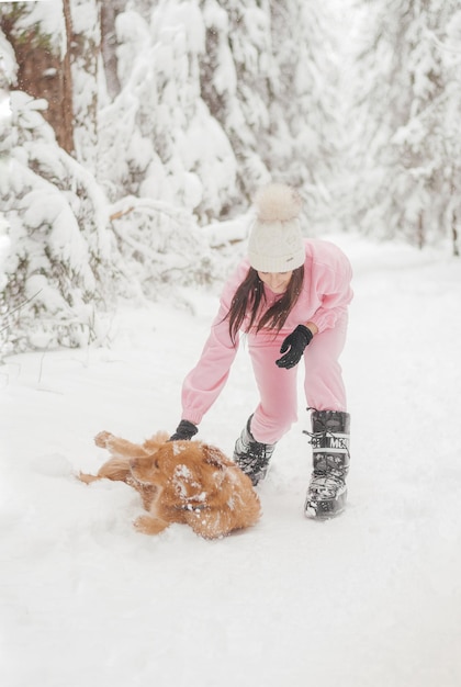 Pies golden retriever wygłupia się i przytula do właściciela dziewczyny