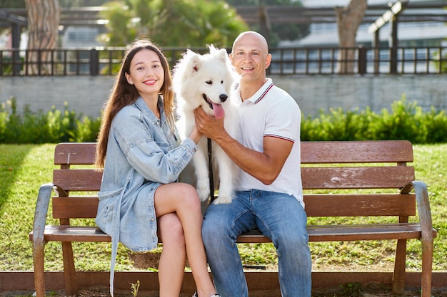 Pies Rasy Samoyed Z Właścicielką W Parku Bawią Się Razem