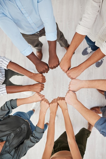 Pięść i ręce budujące zespół wspierające krąg motywacyjny przez kolegów pokazują zaufanie i różnorodność społeczności powyżej Ręka ludzie i współpraca z zespołem w skupieniu dla misji i wizji celu