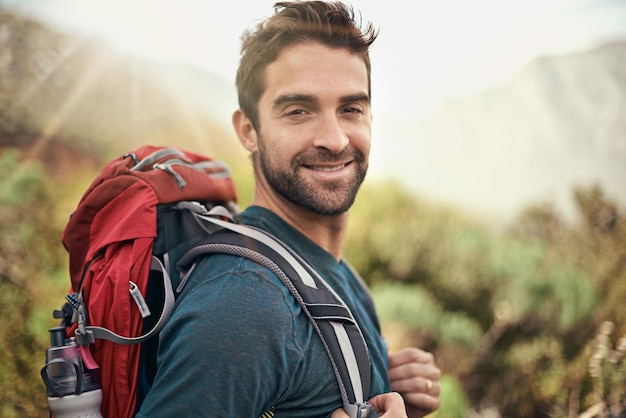 Piesza przygoda i portret mężczyzny w górach na relaks fitness i podróżowanie Letni plecak i trening z męskim turystą trekking na ścieżce natury do treningu wolności i odkrywania