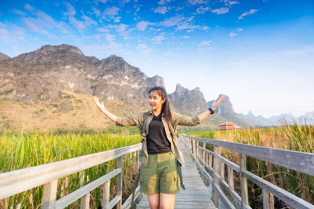 Piesze wędrówki Azjatyckie turystki niosą ciężki plecak na szlakach turystycznych Żyj zdrowo