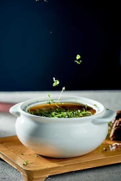 Pietruszka jest dodawana do zupy z leśnych grzybów karpackich Zupa wegetariańska w misce
