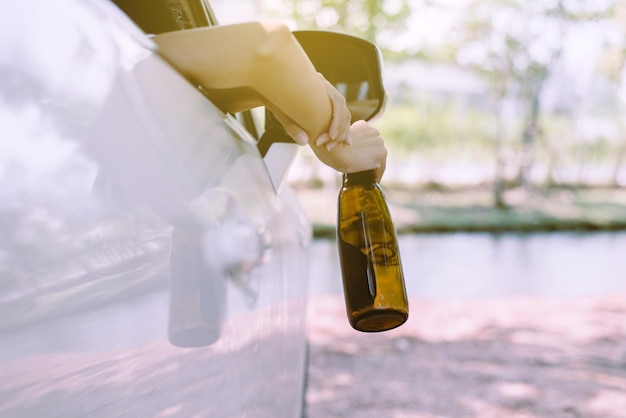 Pijana Azjatycka Kobieta Pijąca Alkohol Podczas Jazdy Samochodem Na Drodzekobiety Jeżdżą Swoim Samochodem Z Butelką Piwaniebezpieczna Koncepcja Jazdy
