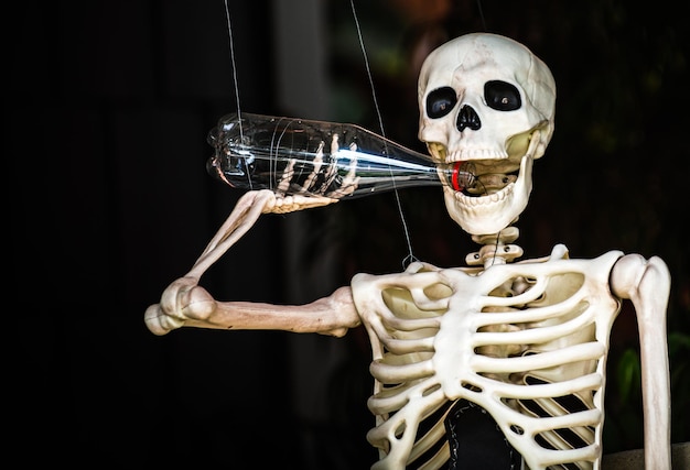 Pijani szkielety, Happy Halloween Szkielet na tle.