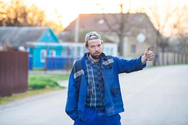 Pijany pracownik pokazujący klasę gestów rąk