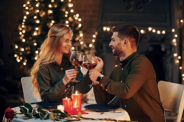 Pije wino Młoda urocza para je razem romantyczną kolację w domu