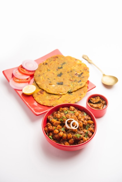 Pikantna ciecierzyca masala lub chole curry z Pyaj Paratha lub Spring Onion Parantha i piklowane mango