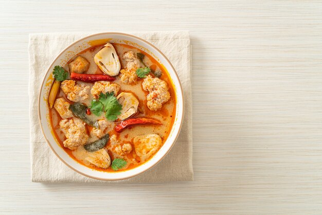 pikantna gotowana zupa wieprzowa z grzybami - Tom Yum - po azjatyckim jedzeniu