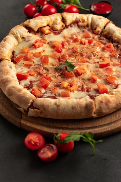 Pikantna indyjska pizza na ciemnym tle widok z góry