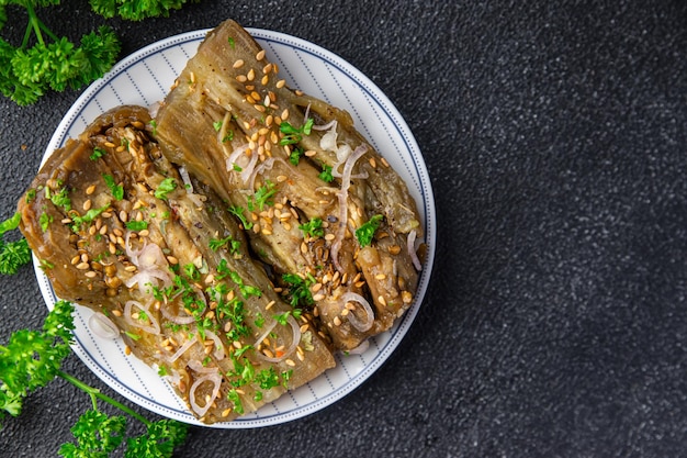 pikantna przekąska z bakłażana świeże warzywa marynowane azjatyckie jedzenie posiłek jedzenie na stole kopia przestrzeń