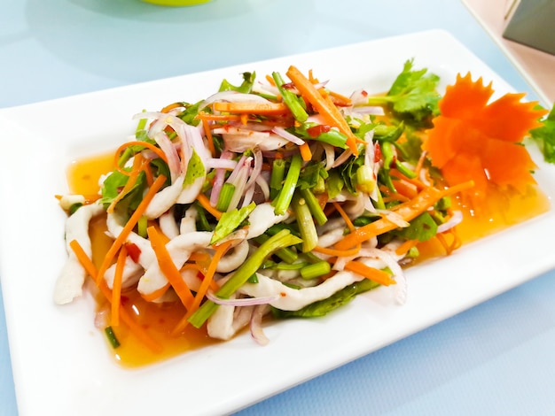 Pikantna sałatka, tajskie jedzenie