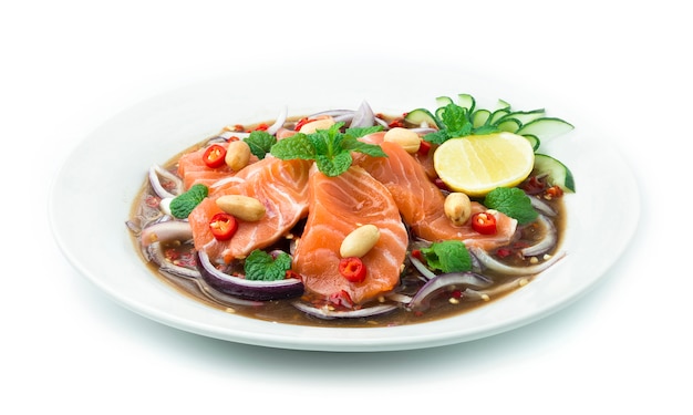 Pikantna sałatka z łososia w marynowanym sosie rybnym Tajska pikantna potrawa