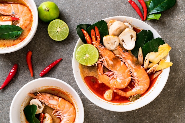 Pikantna Zupa Kwaśna Tom Yum Goong