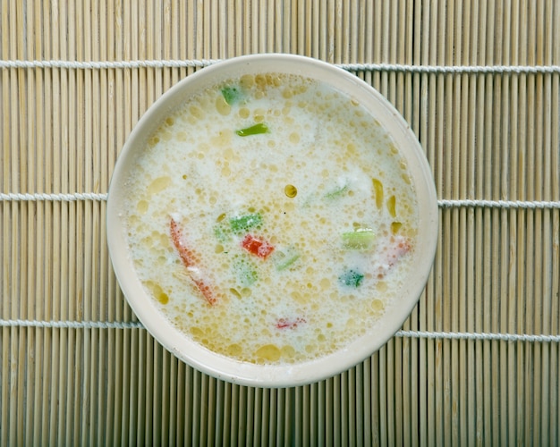 Pikantna zupa z komosy ryżowej z bliska
