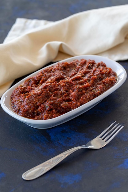 Pikantne ciasto przystawka harissa z pomidorem, papryką, czosnkiem, cebulą, pastą paprykową i oliwą z oliwek Tradycyjne smaki kuchni bliskowschodniej Zdrowa wegetariańska przekąska z daniem głównym Acili ezme adjika