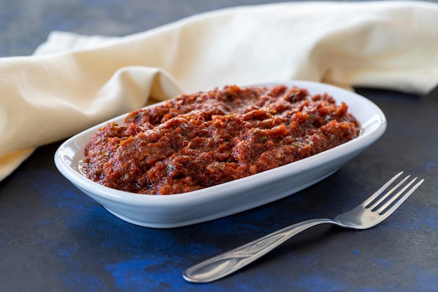 Pikantne ciasto przystawka harissa z pomidorem, papryką, czosnkiem, cebulą, pastą paprykową i oliwą z oliwek Tradycyjne smaki kuchni bliskowschodniej Zdrowa wegetariańska przekąska z daniem głównym Acili ezme