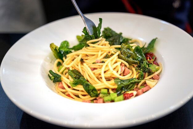 Pikantne spaghetti z boczkiem i chilli suszoną bazylią