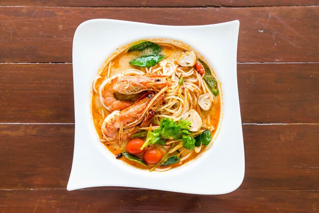 pikantne spaghetti z krewetkami (tom yum kung)