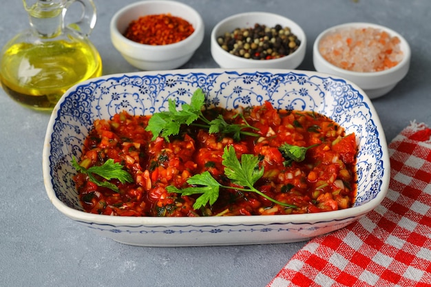 Pikantne tureckie przystawki Acili ezme z pomidorów, pieprzu, pietruszki, miętowej oliwy z oliwek