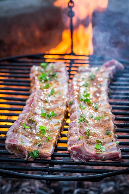 Pikantne żeberka na grillu z tymiankiem i przyprawami