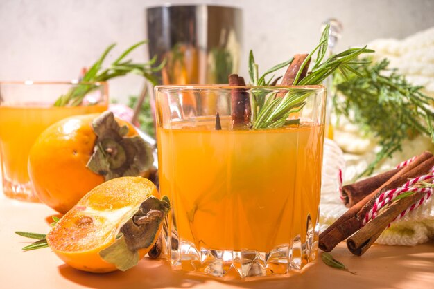 Pikantny alkoholowy koktajl persimmon