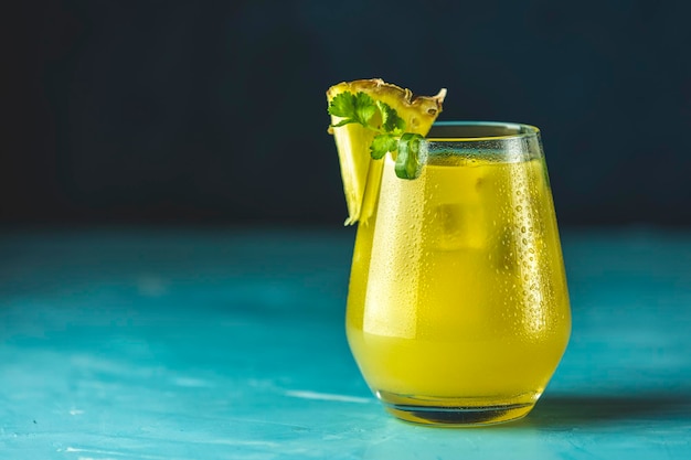 Pikantny ananas jalapeno mezcalita lub margarita dla cinco de mayo to orzeźwiający koktajl z ananasa cilantro jalapeno i meksykańskiego destylowanego napoju alkoholowego Niebieska powierzchnia betonu
