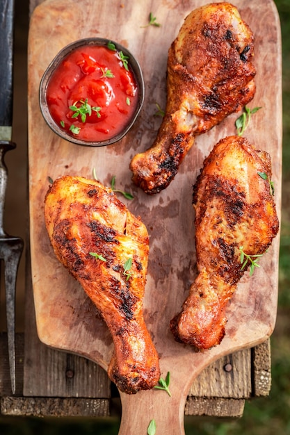 Pikantny i smaczny pieczony kurczak z czerwonym dipem w ogrodzie