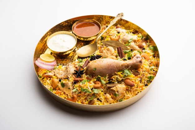 Pikantny kurczak Biryani w stylu restauracyjnym podawany z Raita i Salan, popularnym indyjskim lub pakistańskim nie wegetariańskim jedzeniem