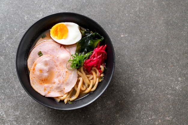 pikantny makaron miso udon ramen z wieprzowiną