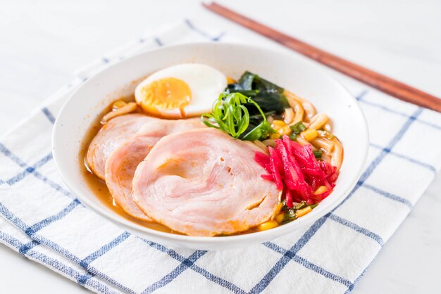 Pikantny Makaron Miso Udon Ramen Z Wieprzowiną