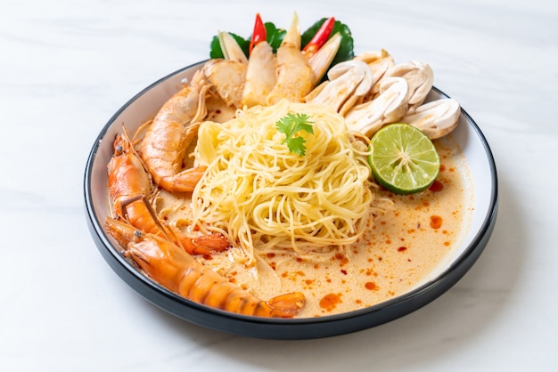 pikantny makaron spaghetti z krewetkami (Tom Yum Goong)