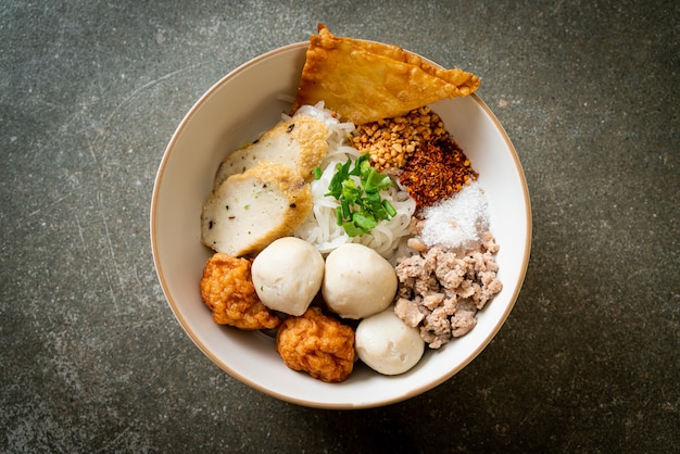 Pikantny mały płaski makaron ryżowy z kulkami rybnymi i kulkami krewetkowymi bez zupy - kuchnia azjatycka