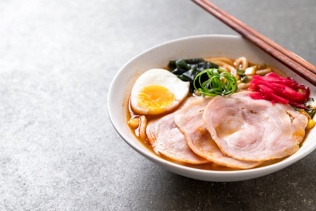 Pikantny Miso Udon Makaron Ramen Z Wieprzowiną