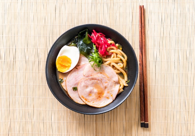 pikantny miso udon makaron ramen z wieprzowiną