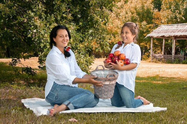 Piknik dla mamy i córki w parku z jabłkami