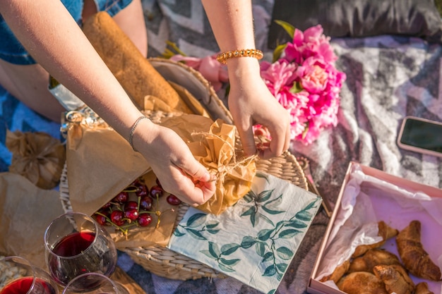 Piknik Lunch Posiłek Na Zewnątrz Park Koncepcja Żywności. Ręce przygotowują jedzenie