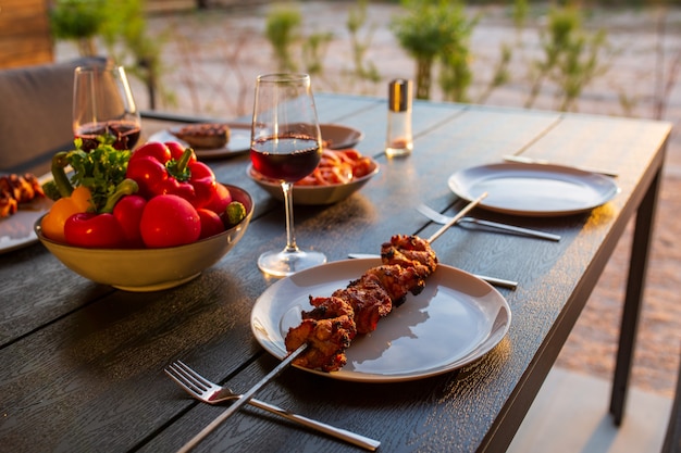 Piknik na tarasie dla przyjaciółTaras z grillem o zachodzie słońcaSmażone mięso na ulicy w domu