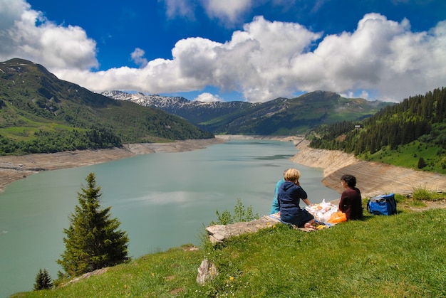 Piknik nad jeziorem Roselend we francuskich Alpach