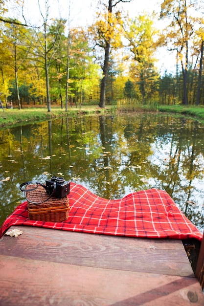 Zdjęcie piknik nad jeziorem