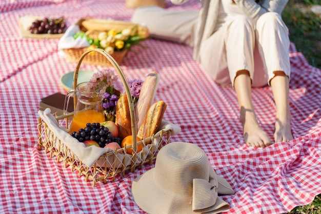 Piknik Obiad Posiłek Na Zewnątrz Park z koszem piknikowym z jedzeniem, ciesząc się czasem pikniku w parkowej naturze na świeżym powietrzu