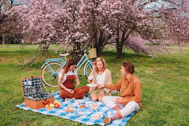 Piknik rodzinny z synem i córką z okazji Dnia Matki