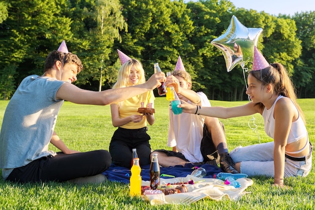 Piknik Urodzinowy Dla Nastolatków Na Trawie W Parku