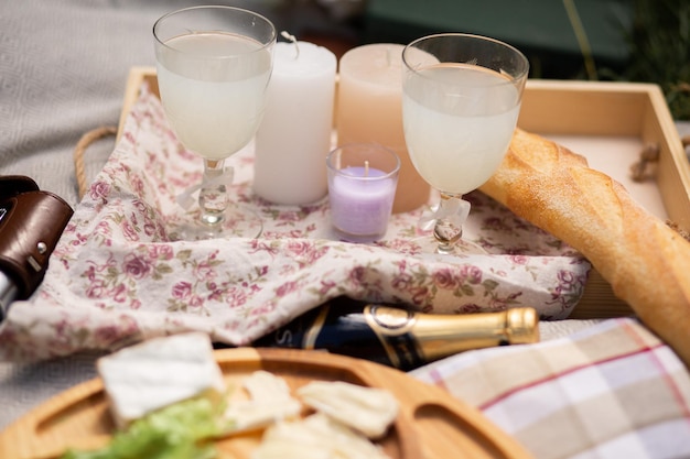 Piknik weselny na trawie Okulary Bagietka Koc Książki Świece