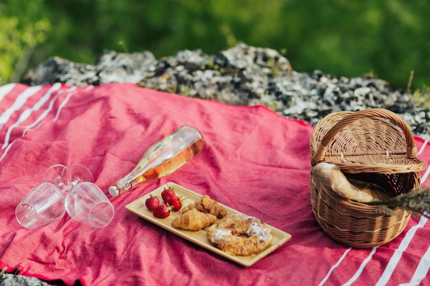 piknik z rogalikami truskawkowymi serem i białym winem