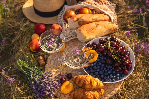 Zdjęcie piknik z winem na polu lawendy selektywny nacisk na naturę