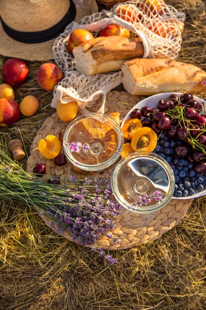 Zdjęcie piknik z winem na polu lawendy selektywny nacisk na naturę