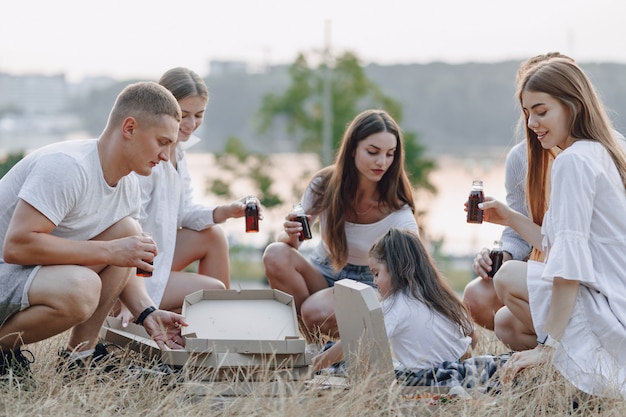 Piknikowi Przyjaciele Z Pizzą I Napojami