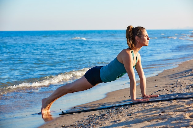 Pilates joga treningu ćwiczenie plenerowy na plaży