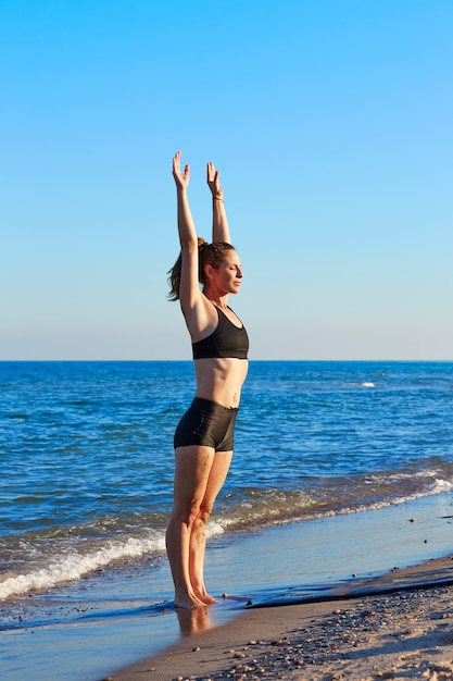 Pilates joga treningu ćwiczenie plenerowy na plaży