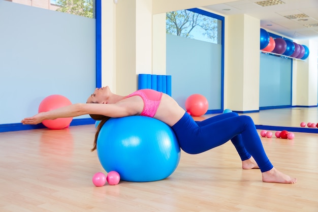 Zdjęcie pilates kobieta fitball swiss ball ćwiczenia treningu